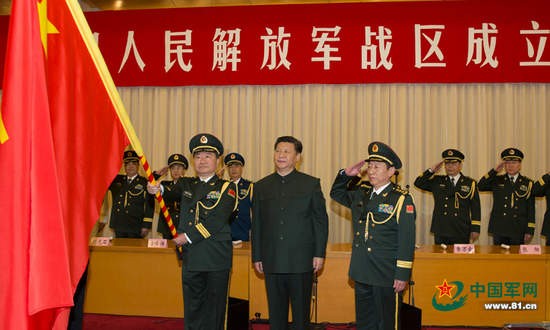 Tư lệnh Vương Giáo Thành và Chính ủy Ngụy Lượng của Chiến khu miền Nam, Quân đội Trung Quốc đứng ở hai bên ông Tập Cận Bình - Chủ tịch Trung Quốc