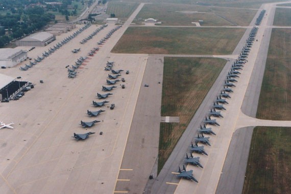 Bãi đỗ máy bay ở căn cứ Kadena quân Mỹ tại Okinawa, Nhật Bản