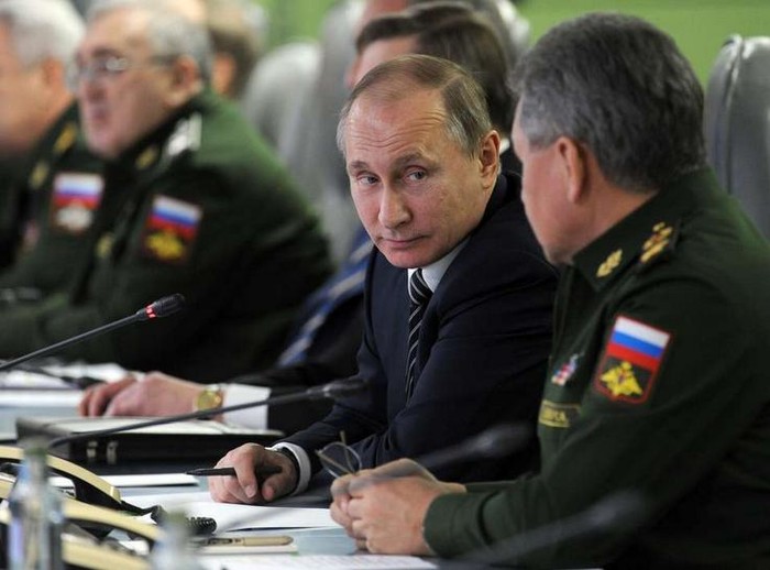 Tổng thống Nga Vladimir Putin và các quan chức Bộ Quốc phòng Nga