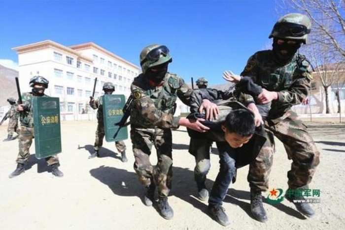 Cảnh sát vũ trang Trung Quốc diễn tập chống khủng bố
