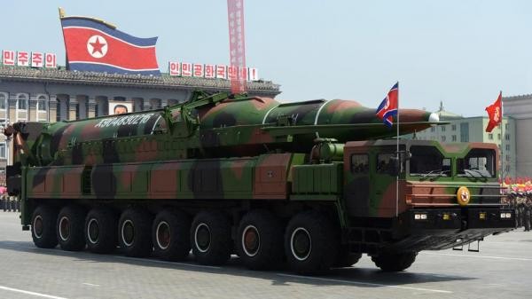 Mỹ và Hàn Quốc muốn triển khai THAAD để đối phó với vũ khí hạt nhân và tên lửa của CHDCND Triều Tiên. Trong hình là tên lửa KN08 tại Lễ duyệt binh của CHDCND Triều Tiên năm 2012