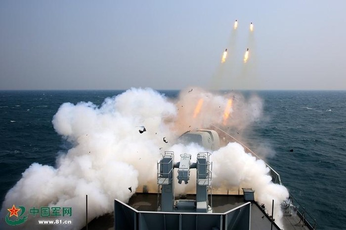 Trung Quốc đẩy nhanh quân sự hỏa Biển Đông. Trong hình là một chi đội tàu khu trục Hạm đội Nam Hải, Hải quân Trung Quốc tiến hành tập trận đối kháng thực binh bắn đạn thật ở Biển Đông từ ngày 17 - 21/2/2016
