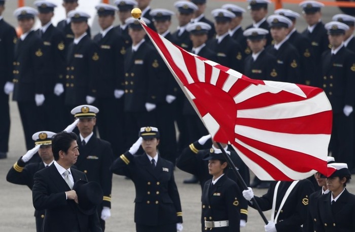 Thủ tướng Nhật Bản Shinzo Abe trong Lễ duyệt binh tròn 60 năm của Lực lượng Phòng vệ Nhật Bản