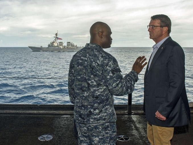 Bộ trưởng Quốc phòng Mỹ Ashton B. Carter trên tàu sân bay USS Theodore Roosevelt ở Biển Đông ngày 5/11/2015