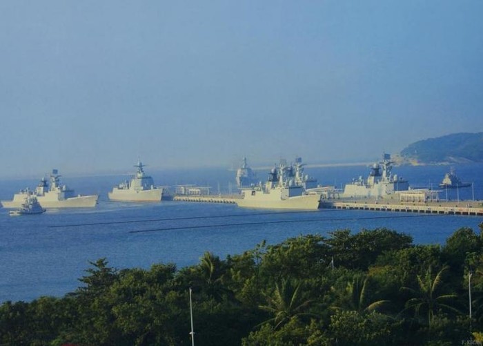 Căn cứ Tam Á, đảo Hải Nam. Trong hình có 1 tàu khu trục Type 052D và 4 tàu hộ vệ Type 054A.