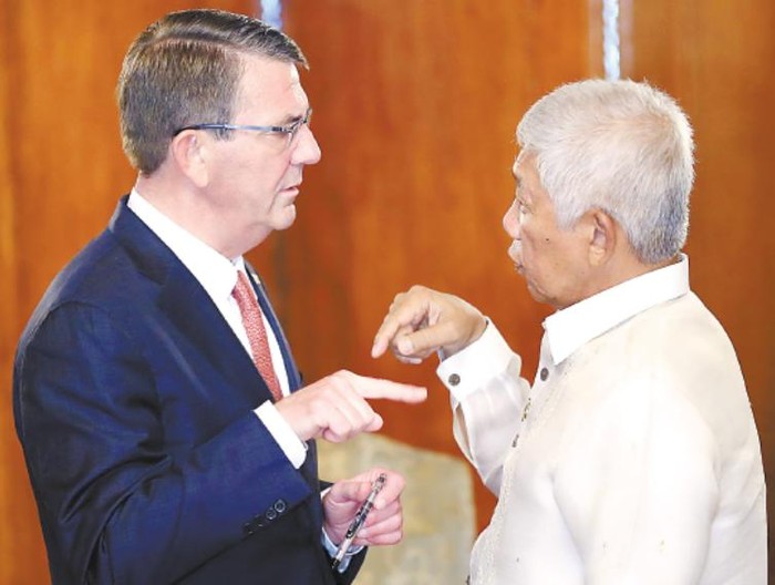 Bộ trưởng Quốc phòng Mỹ Ashton B. Carter và Bộ trưởng Quốc phòng Philippines Voltaire Gazmin hội đàm ngày 14/4/2016 tại Manila, Philippines. Nguồn ảnh: Thời báo Hoàn Cầu, Trung Quốc