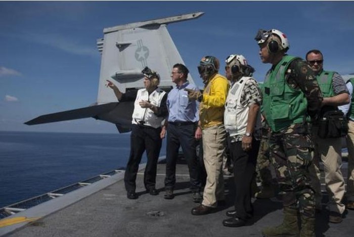 Bộ trưởng Quốc phòng Mỹ Ashton B. Carter và Bộ trưởng Quốc phòng Philippines Voltaire Gazmin trên tàu sân bay USS John C. Stennis ở Biển Đông ngày 15/4/2016. Nguồn ảnh: Sina Trung Quốc