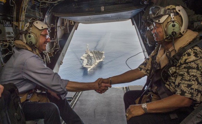 Bộ trưởng Quốc phòng Mỹ Ashton B. Carter và Bộ trưởng Quốc phòng Philippines Voltaire Gazmin đến thăm tàu sân bay USS John C. Stennis ở Biển Đông ngày 15/4/2016. Nguồn ảnh: Sina Trung Quốc