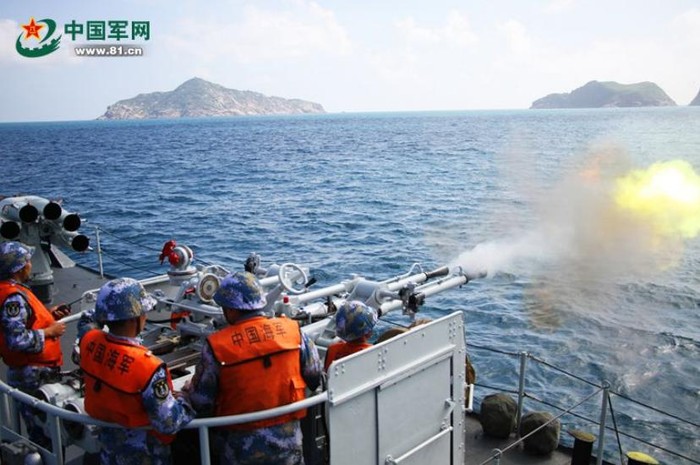 Đầu tháng 4/2016, một khu thủy cảnh thuộc Hạm đội Nam Hải, Hải quân Trung Quốc đã tiến hành một cuộc tập trận với hơn 20 khoa mục trong đó có vượt qua khu phong tỏa thủy lôi, phóng đạn gây nhiễu, đột kích chống người nhái, hỏa pháo tấn công. Nguồn ánh: báo Nhân Dân, Trung Quốc.