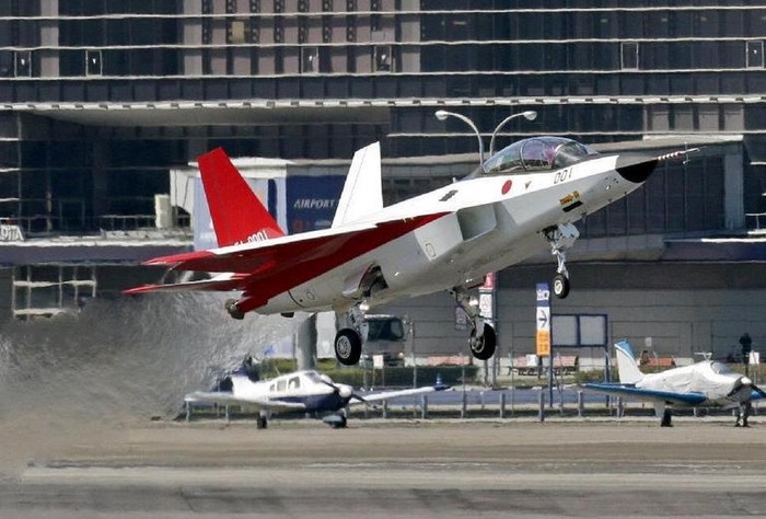 Ngày 22/4/2016, máy bay chiến đấu tàng hình X-2 Shinshin Nhật Bản lần đầu tiên bay thử thành công từ sân bay Nagoya đến căn cứ không quân Gifu. Nguồn ảnh: Tân Hoa Xã.