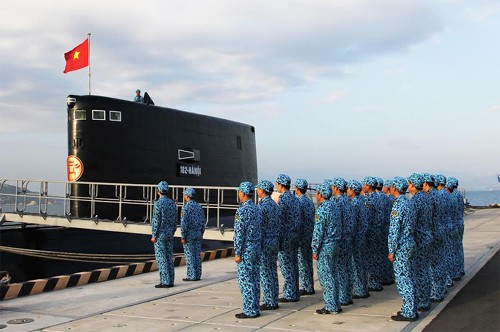 Việt Nam mua 6 tàu ngầm thông thường lớp Kilo của Nga để bảo vệ chủ quyền biển đảo. Nga và Ấn Độ giúp Việt Nam huấn luyện về tàu ngầm. Ảnh nguồn: Thời báo Hoàn Cầu, Trung Quốc