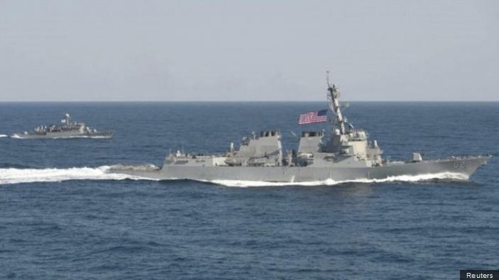 Tàu khu trục tên lửa Hải quân Mỹ tiếp cận Biển Đông vào tháng 3/2015. Nguồn ảnh: Reuters/Đa Chiều