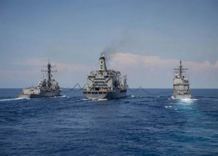 Mỹ tiến hành huấn luyện tiếp tế trên Biển Đông, 1 tàu tiếp tế đang tiếp tế đồng thời cho 1 tàu tuần dương và 1 tàu khu trục. Nguồn ảnh: Chinatimes