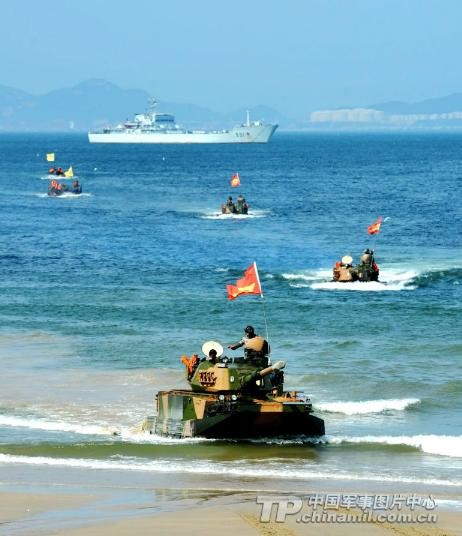 Quân đội Trung Quốc tiến hành tập trận đổ bộ. Ảnh tư liệu, nguồn: Chinamil.com.cn.
