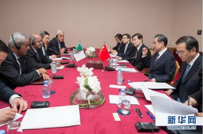 Bộ trưởng Ngoại giao Trung Quốc Vương Nghị và người đồng cấp Algeria gặp gỡ ngày 11/5/2016. Nguồn ảnh: Tân Hoa xã