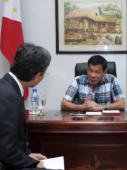 Ngày 16/5/2016, Tổng thống đắc cử Philippines Rodrigo Duterte tiếp Đại sứ Nhật Bản Kazuhide Isihikawa. Nguồn ảnh: Arkansasonline.com
