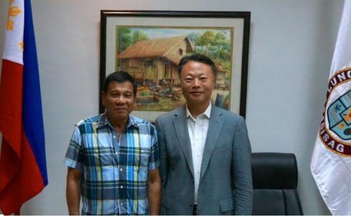 Ngày 16/5/2016, Tổng thống đắc cử Philippines Rodrigo Duterte tiếp kiến Đại sứ Trung Quốc Triệu Giám Hoa. Ảnh: Thời báo Hoàn Cầu.