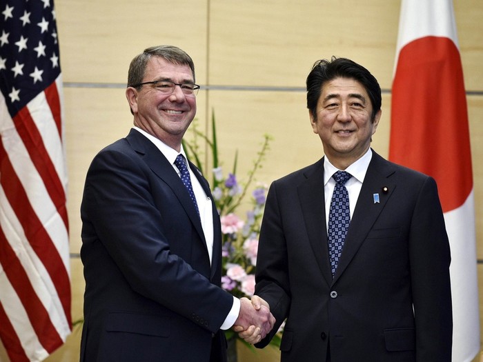 Tháng 4/2015, Bộ trưởng Quốc phòng Mỹ Ashton B. Carter thăm Nhật Bản, hội kiến với Thủ tướng nước chủ nhà Shinzo Abe. Nguồn ảnh: Internet