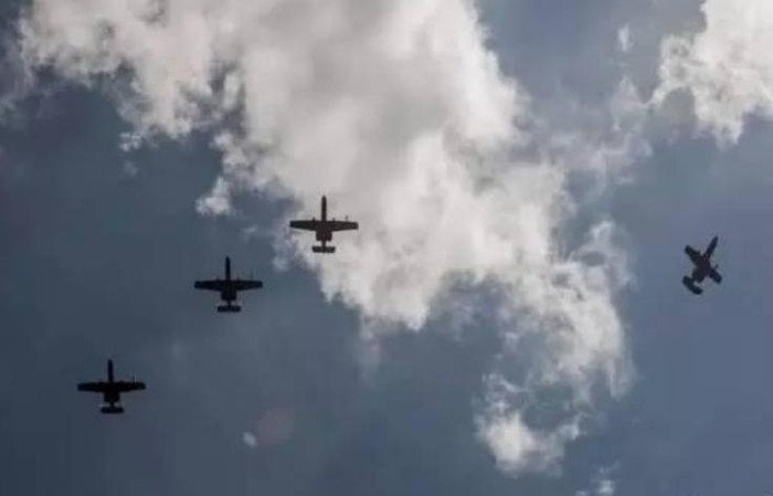 Máy bay tấn công A-10C Thunderbolt Mỹ bay trên bầu trời bãi cạn Scarborough. Nguồn ảnh: News.qq.com