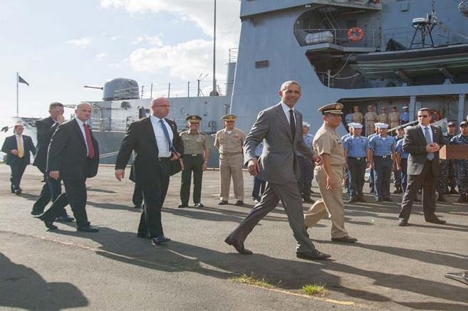 Ngày 17 tháng 11 năm 2015, Tổng thống Mỹ Barack Obama đến thăm tàu chỉ huy BRP Gregorio del Pilar của Hải quân Philippines, biểu tượng cho sự viện trợ của Mỹ đối với Philippines. Nguồn ảnh: Internet