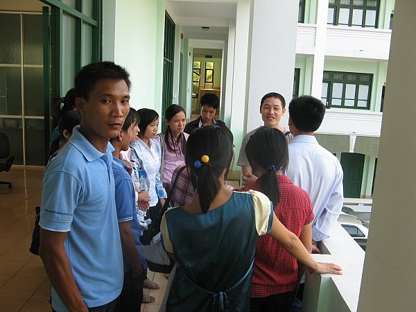 Ứng viên hai trường thuộc ĐHQGHN đã được tiếp nhận hồ sơ xét tuyển giáo viên thuộc Sở GD&ĐT Vĩnh Phúc năm 2011. Ảnh Xuân Trung