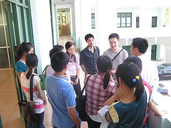 Những sinh viên tốt nghiệp hai trường ĐH Giáo dục và ĐH Sư phạm Ngoại ngữ (ĐHQGHN) tập chung trước Phòng tổ chức cán bộ của Sở GD&ĐT Vĩnh Phúc để thắc mắc. Ảnh Xuân Trung