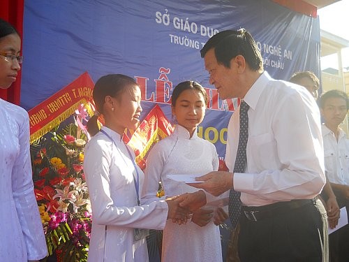 Chủ tich nước Trương Tấn Sang tặng quà cho những học sinh đạt thành tích suất sắc trong năm học vừa qua.