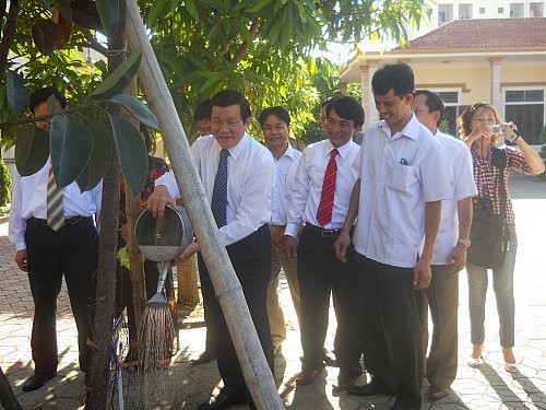 Chủ tịch nước cũng đã trồng cây lưu niệm tại khuôn viên trường