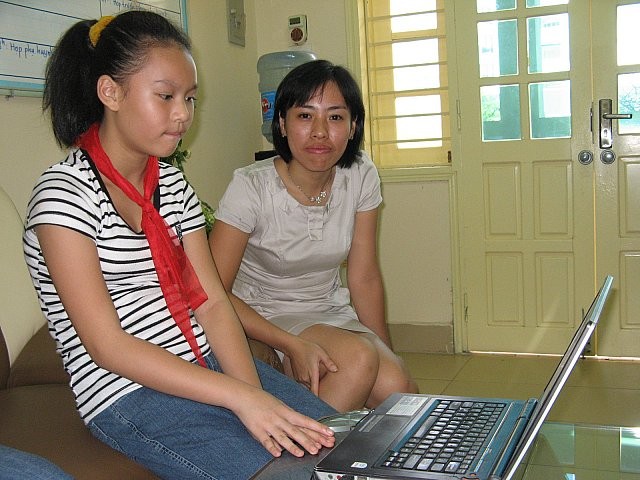 Đàm Minh Anh cùng cô giáo dạy tin Nguyễn Thị Ánh, Ảnh Xuân Trung