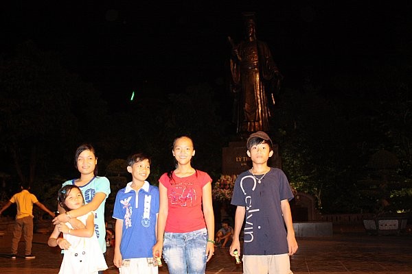 Các em nhỏ đến từ Trường Sa chụp ảnh kỉ niệm tại tượng đài Lý Thái Tổ. Ảnh Xuân Trung