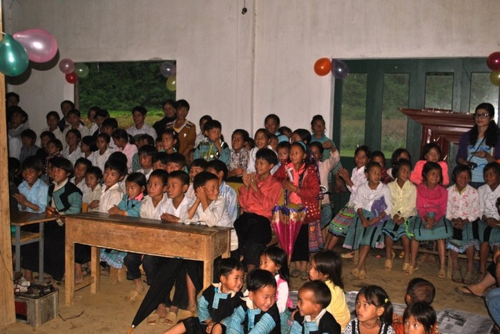 Các em nhỏ ngồi chật kín lớp học. Lớp học "3 không" này (không điện, không nước và không nhà vệ sinh) là một nhà máy chè đã bỏ trống được tận dụng để dạy trẻ em .