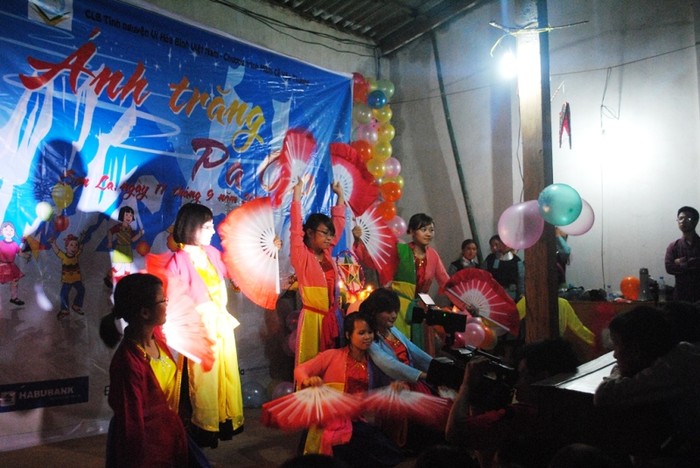 Điệu múa truyền thống của các tình nguyện viên CLB Tình nguyện Vì hòa bình VPV.