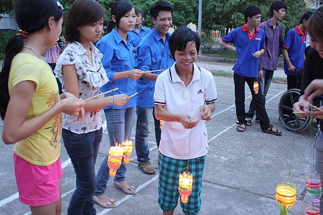Trung thu tại làng Hữu nghị Việt Nam. Nhiều em lấy làm vui khi được lần đầu tiên thắp nến