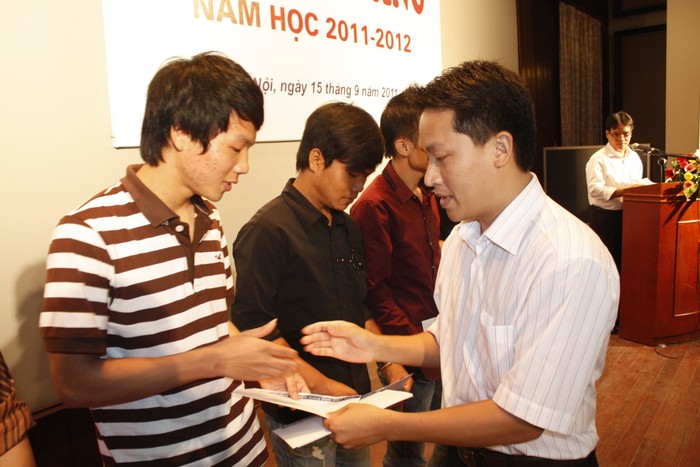 Phó tổng biên tập Bùi Ngọc Cải trao 25 suất học bổng cho tân sinh viên. Ảnh Xuân Trung