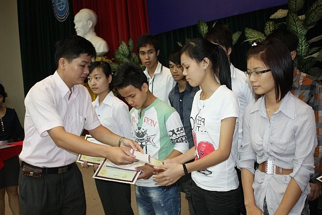 Đại diện báo Giáo dục Việt Nam trao học bổng cho SV trường ĐH Mỏ địa chất