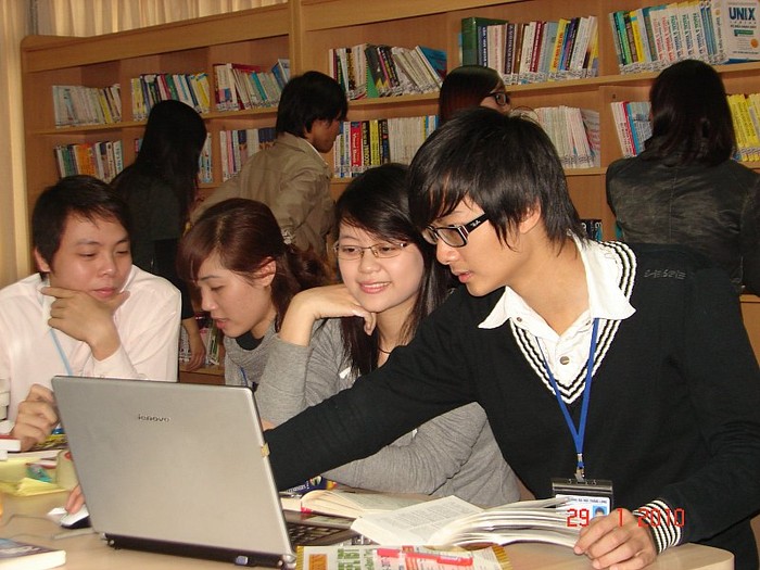 Thư viện đầy đủ cũng là môi trường học tập lí tưởng cho sinh viên