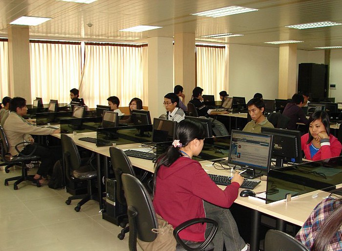 Ngoài ra, phòng Internet được trang bị miễn phí cho sinh viên cập nhật thông tin và kho tri thức hàng ngày.