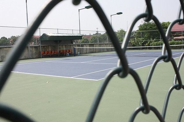 Sau giờ học, sinh và BGH có thể giao lưu Tennis cùng nhau tại sân trong trường.