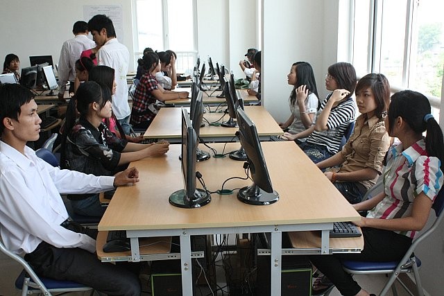 Phòng máy tính cho sinh viên thực hành và truy cập Internet miễn phí