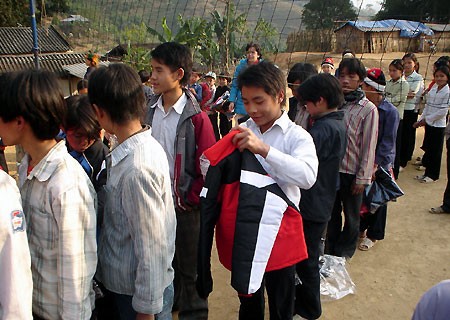 Nhờ cuộc vận động của ngành, Sở GD&ĐT Hà Nội đã tặng áo ấm và chăn bông cho HS Cao Bằng. Một xe hàng đã về với HS trường phổ thông cơ sở Thái Sơn. Các em xúng xính áo mới.