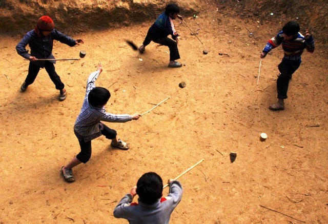 Chơi tu tu (chơi đánh cù) của trẻ em người Mông