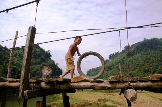 Chỉ cần 1 chiếc lốp xe cũ cũng thành trò chơi của trẻ em dân tộc Lào, xã Bản Giang (Tam Đường - Lai CHâu)