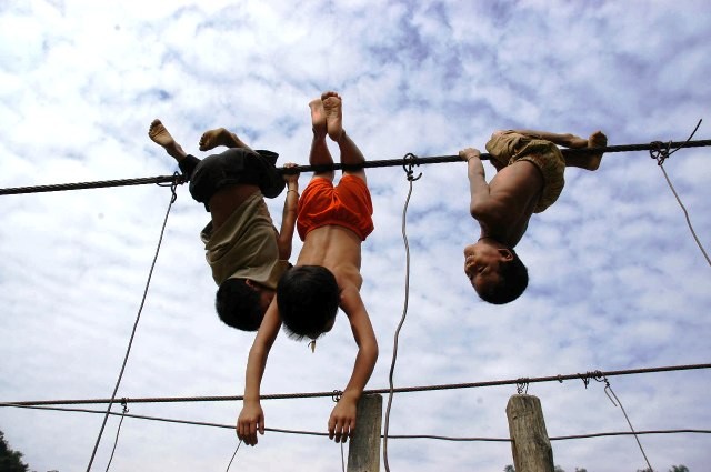 Chiếc cầu treo đã xuống cấp không được tu sửa ở xã Mường Than (Than Uyên - Lai CHâu) cũng thành sân chơi nguy hiểm cho trẻ em