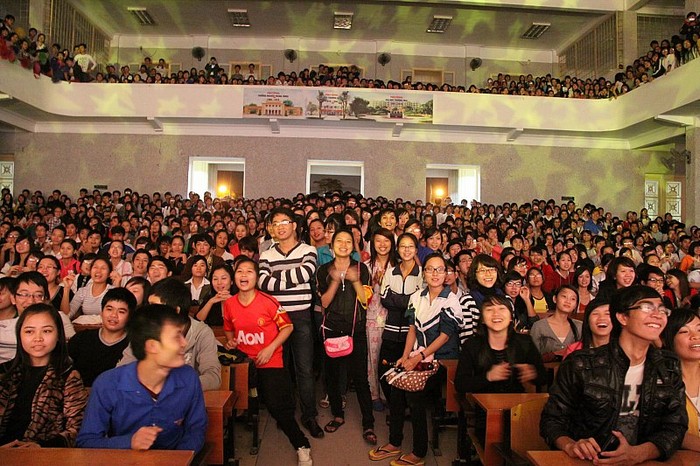 Chương trình chào tân sinh viên K47 của trường đại học Thương Mại thu hút lượng sinh viên tới dự đông kín cả hai tầng Hội trường.