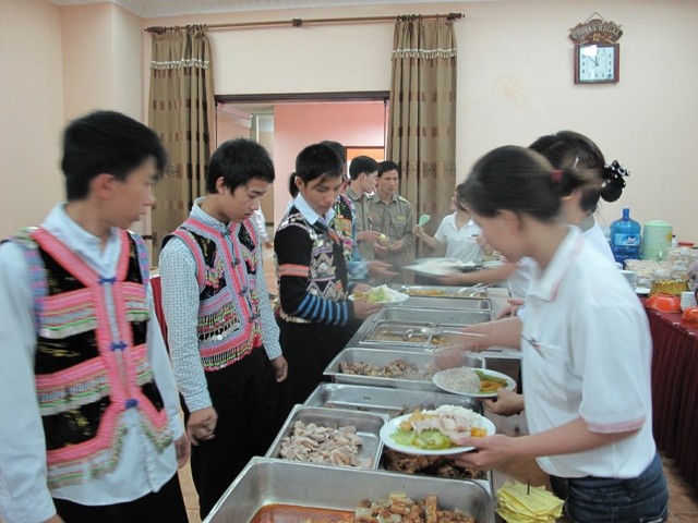 Xuống Hà Nội cũng là lần đầu tiên các em được chủ động lựa chọn thức ăn, điều mà trước đây chưa từng có.