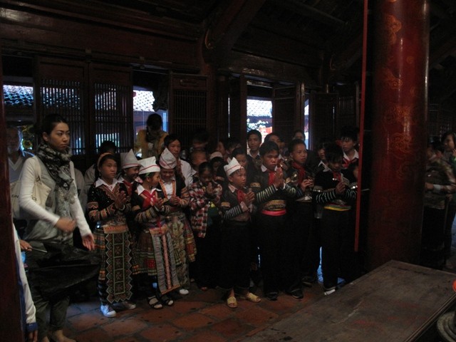 Đến với Văn Miếu, những em học sinh vùng cao thắp hương tưởng nhớ người thầy Chu Văn An.