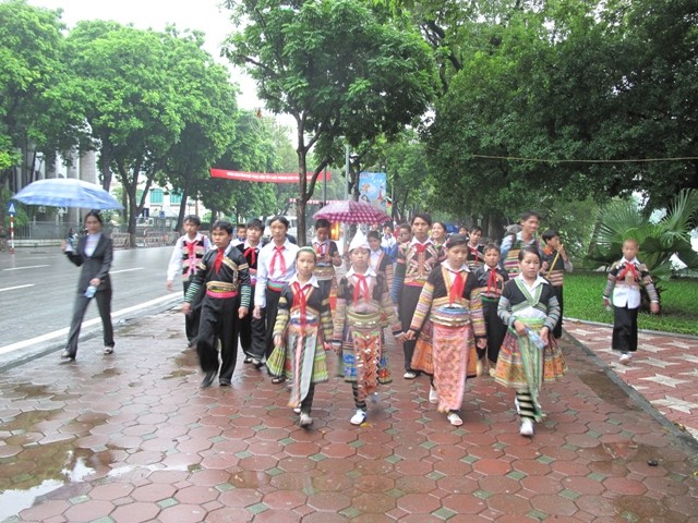 Những học sinh vùng cao của trường THCS Cát Thịnh nắm tay nhau đi dạo quanh Hồ Gươm, cảm nhận không khí của ngày Giải phóng Thủ Đô.