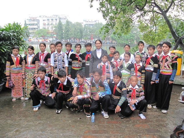 Niềm vui lần đầu tiên được xuống Hà Nội và được các anh chị sinh viên dẫn đi chơi đã vượt qua cả mưa gió.