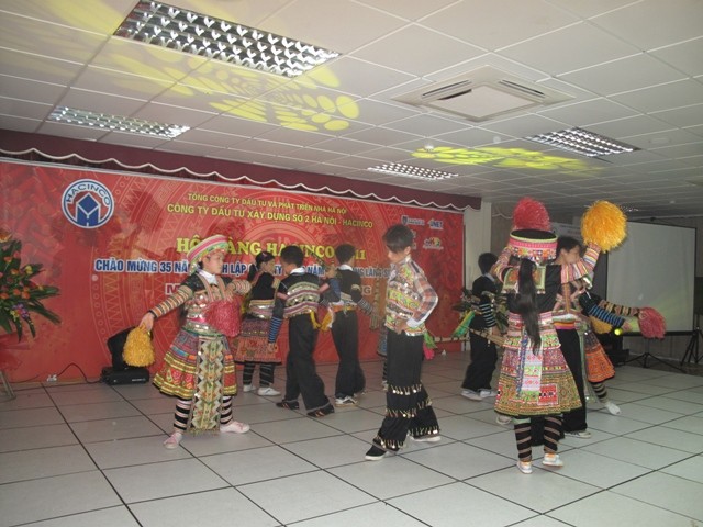Tại buổi giao lưu với Làng sinh viên Hacinco, các em vùng cao mang những điệu múa đặc sắc của quê hương mình gửi tới các bạn ở Hà Nội.