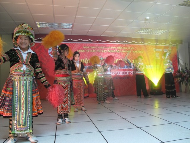 Những điệu múa mang đặc trưng của người Mông Văn Chấn.